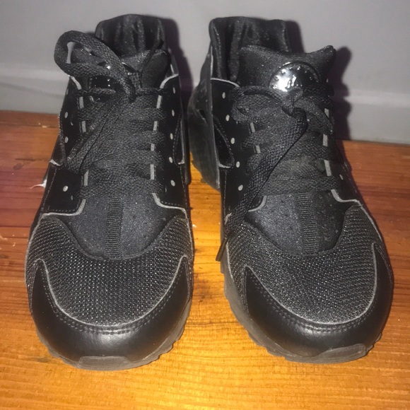 Nike Shoes - Nike black huaraches